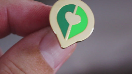 1 x Green Pin - Shiny Gold with Magnetic Fastening